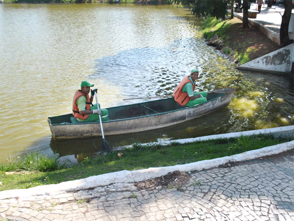 Trabalhadores realizam a limpeza da Lagoa Paulino    foto: Juliana Nunes 