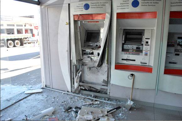 Apesar da destruição gaveta onde fica o dinheiro não foi atingida / Foto: Marcelo Paiva