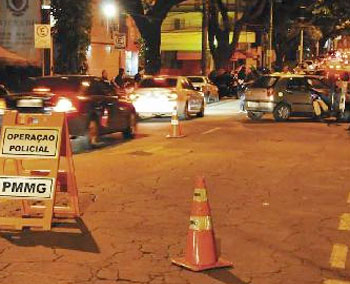 Mais de 21 mil carros já foram parados por blitze da lei seca em um ano / Foto: Túlio Santos