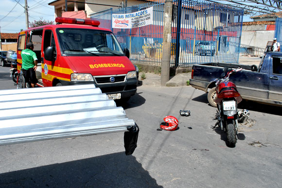 Motociclista bateu nas telhas que estavam além da carroceria / Foto: Marcelo Paiva