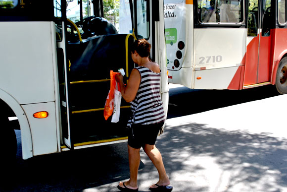 Eleni Rocha acha que o valor não compensa, mas afirma que precisa do ônibus / Foto: Marcelo Paiva