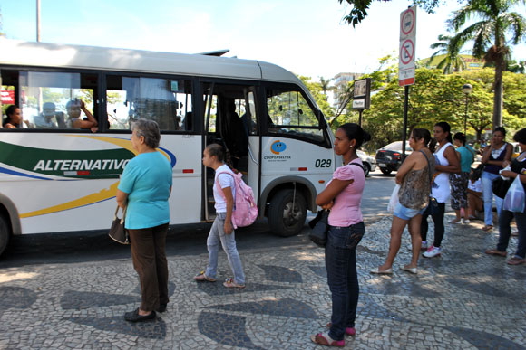 Usuários questionam demora e ônibus lotados / Foto: Marcelo Paiva