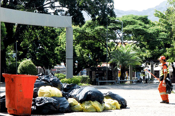 Muito lixo foi acumulado por causa do grande movimento nas ruas / Foto: Vera Gonçalves