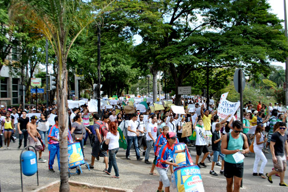 Protesto chega antes de chegar na Lassance Cunha / Foto: Marcelo Paiva