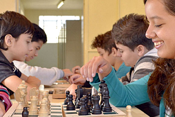Escola de Pompéu tem mo xadrez uma das atividades extraclasse / Foto: Douglas Magno
