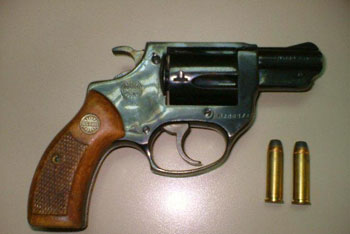 Revólver calibre 38 foi encontrado debaixo do banco do carro / Foto:Divulgação