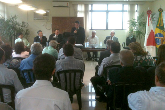 Convênio foi celebrado no gabinete do prefeito / Foto: Marcelo Paiva