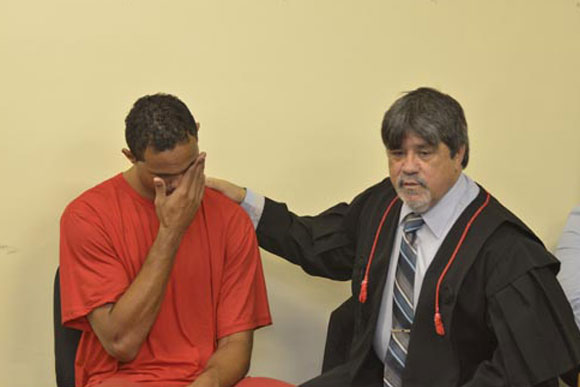 Bruno, ao lado do advogado, chora durante o julgamento / Foto: Alex de Jesus/O Tempo