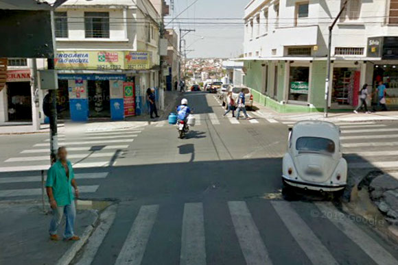 Confusão aconteceu no cruzamento das ruas Professor Azarias Ribeiro com Francisco Salles / Foto: Googlestreetview