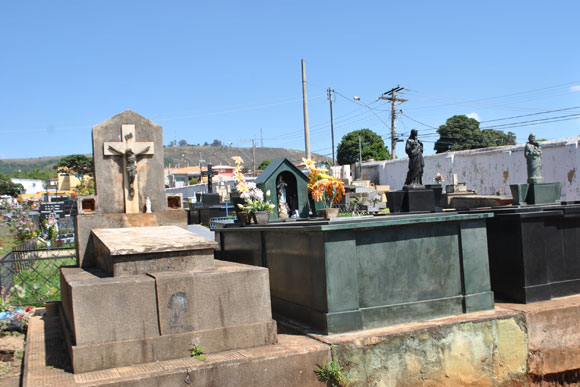 Cemitérios são invadidos por dependentes químicos / Foto: Juliana Nunes