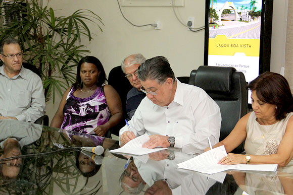 Contrato foi assinado no gabinete do prefeito / Foto: Divulgação 
