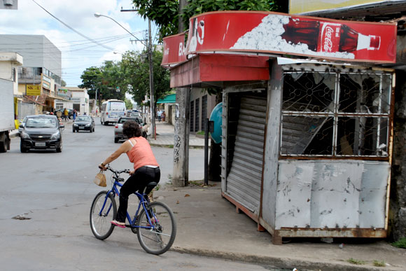 Banca atrapalha pedestres e ciclistas / Foto: Marcelo Paiva