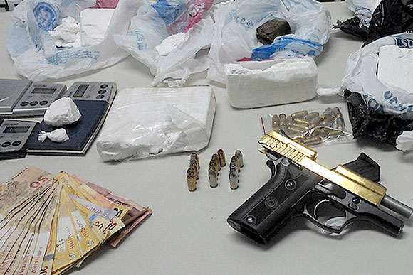 Pistola que traficante portava é banhada a ouro / Foto: Divulgação