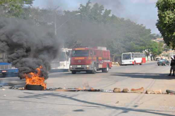 Moradores fecharam a avenida e atearam fogo em pneus / Foto: Nayara Souza 