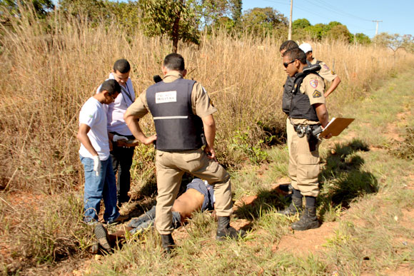 Corpo foi encontrado às margens da MG 238 / Foto: Marcelo Paiva