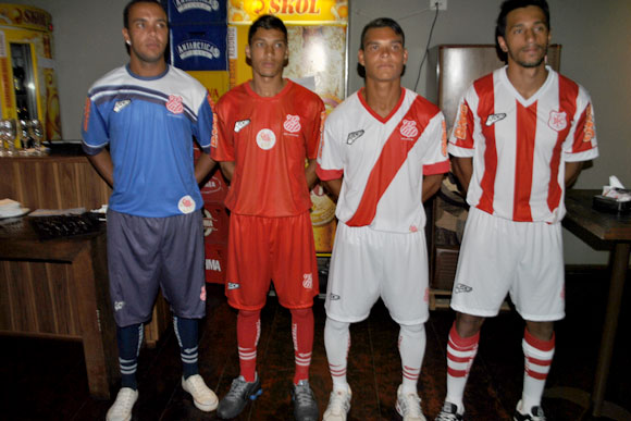 Jonathan, Felipe Mathias, Fernandinho e Thales com os novos uniformes / Foto: Marcelo Paiva 