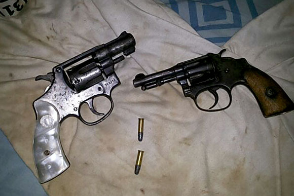 Armas encontradas na casa / Foto: Divulgação