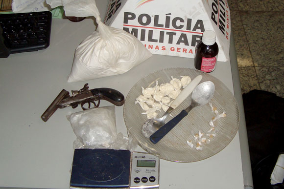 Arma e produtos encontrados em casa no Jardim dos Pequis / Foto: Divulgação