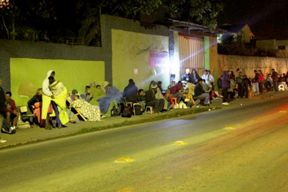 Pais e alunos passam a noite em frente a secretaria de Educação de Matozinhos / Foto: Isaias Clemente