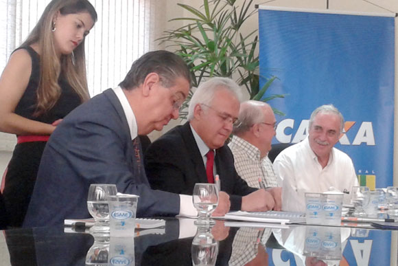 Prefeito e superintendente da CEF assinam o contrato / Foto; Marcelo Paiva