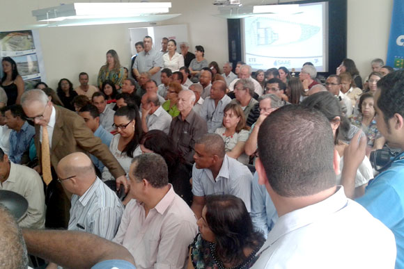 Gabinete do prefeito ficou lotado para assinatura do contrato com a CEF / Foto: Marcelo Paiva