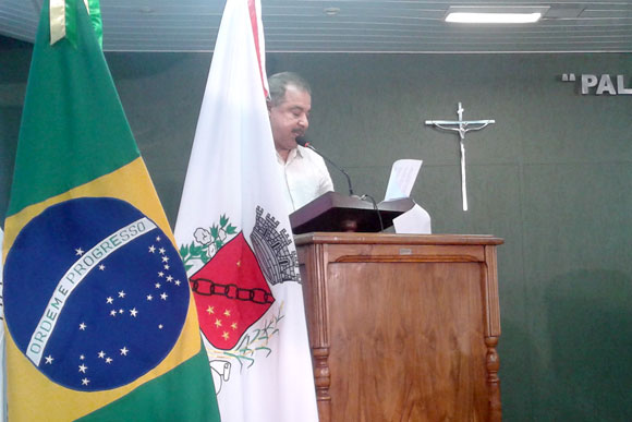 Gonzaga com o documento onde o prefeito explica as razões do veto / Foto: Marcelo Paiva 