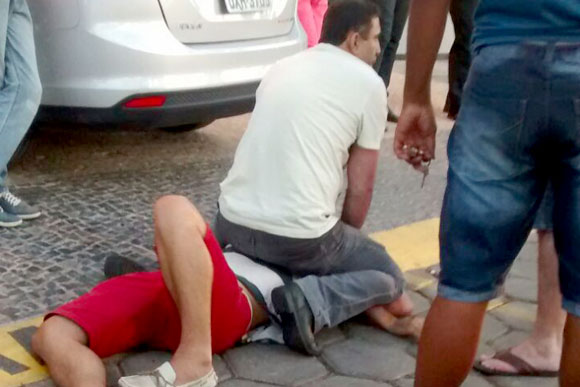 Estelionatário foi detido por populares mesmo com a perna quebrada / Foto: Via WhatsApp