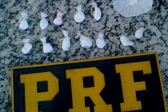 Cocaína encontrada na mochila de um dos abordados / Foto: Divulgação PRF 