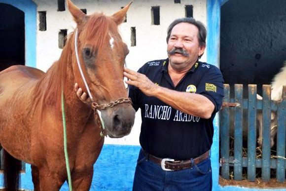 Bagda com o cavalo que mudou a sua vida / Foto: Divulgação