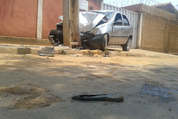 Carro ficou com a frente destruída após atingir o poste / Foto: Marcelo Paiva