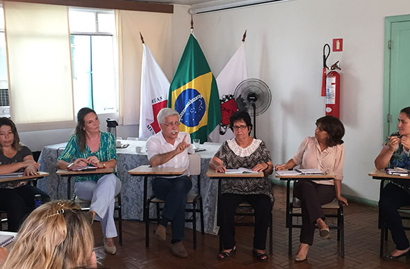Palestrante José Pacheco dá informações sobre educação a representantes do município / Foto: Divulgação 