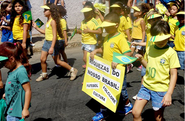As crianças desfilaram no entorno da escola em comemoração/Foto: Rafael Souza
