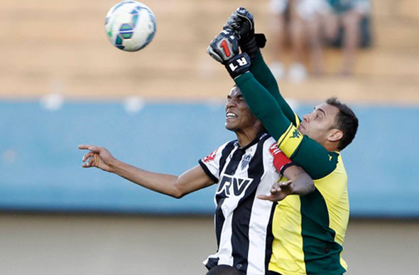 Jogo de Atlético MG e Goiás envolveu soco de na disputa pela bola de Renan com o zagueiro Leonardo Silva, do Galo / Foto: Ag. Estado