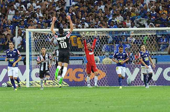 Cruzeiro e Atlético no último clássico de 2015 no Mineirão / Foto: superesportes.com.br 