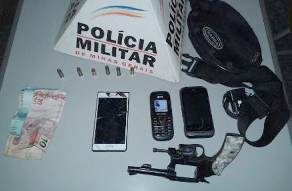 Arma e celulares roubados foram sendo deixados para trás durante a fuga dos homens/ Foto: Polícia Militar