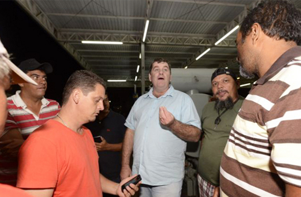 Ivan Luiz Schmidt (o de camisa azul) em pronunciamento aos caminhoneiros em GO / Foto: Ed Alves