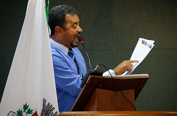 Marcelo apresenta os documentos retirados do portal da transparência do município / Foto: Alan Junio