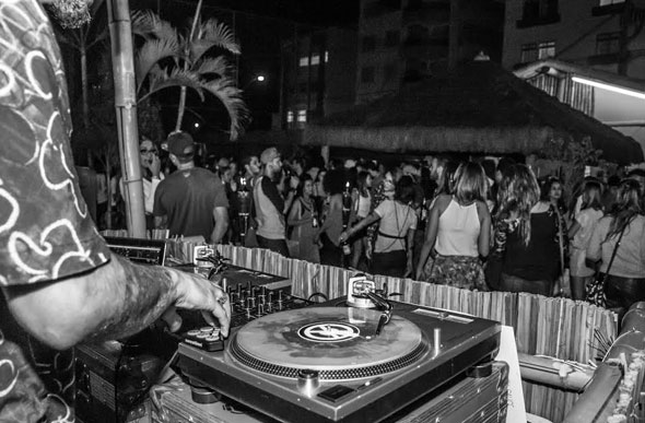 O evento teve DJ renomado de BH com mescla de estilos dançantes que contagiou os convidados/ Foto: arquivo pessoal João Cardoso