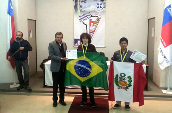 Pedro Henrique Sacramento de Oliveira, de Vinhedo (SP), recebe a medalha de ouro / Foto: OBM 
