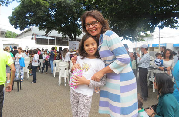“A apresentação foi muita bonita e engraçada”. Emily da Silva, 8 anos, acompanhada de sua mãe Rosemary da Silva./Foto: Cristiane Cândido