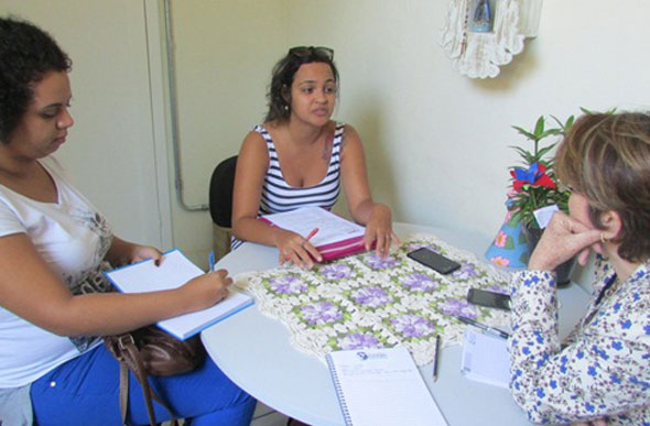 Assistente Social em reunião com as representantes da UFRN, Luana Cabral e Paola Fernandes. Foto: Ascom PMSL