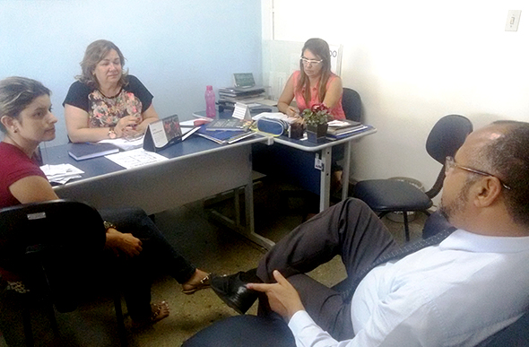 Reunião para discutir detalhes da Semana de Educação Fiscal entre a direção da ETMSL e o delegado Sr. Cláudio Maia / Foto: Divulgação