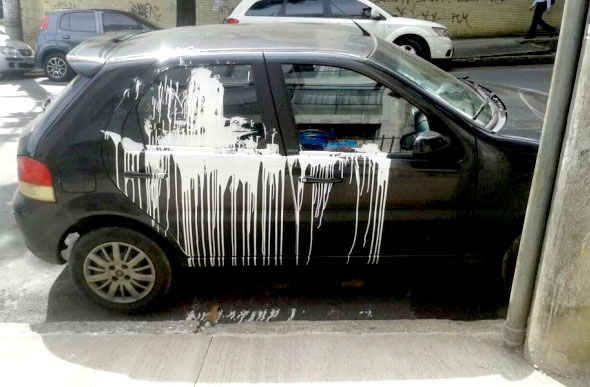 Uma mancha de tinta foi encontrada na lateral do carro / Foto: Divulgação
