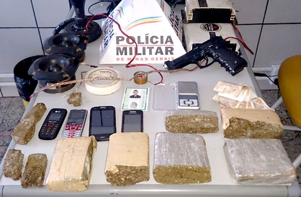 Droga e materiais encontrados na casa de Maicol / Foto: SeteLagoas.com.br