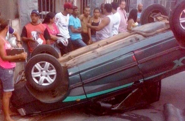 Moradores indignados com a criminalidade colocam o carro do autor de cabeça para baixo / Foto: WhatsApp