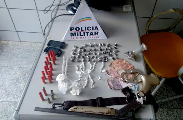 Drogas, arma e dinheiro foram apreendidas na residência/Foto:Polícia Militar