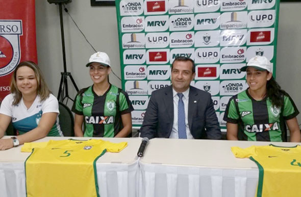 Atletas já vestem a camisa do América Mineiro - Volante Thaisa (à esq) e a lateral Rafaelle ( à direita) / Foto: O Tempo