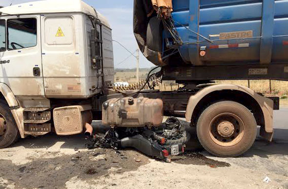 A motocicleta destruída foi para embaixo do caminhão/Foto:CBM