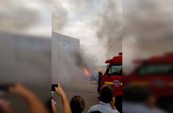 O fogo começou no lote e atingiu os cinco carros estacionados/Foto:enviada via Whatsapp