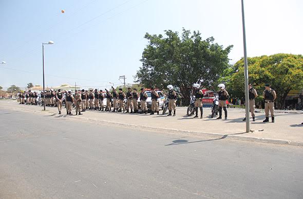 Parte dos policiais envolvidos se reuniram na Praça da Feirinha do Bairro Nova Cidade para receber as instruções/Foto: Alan Junio
